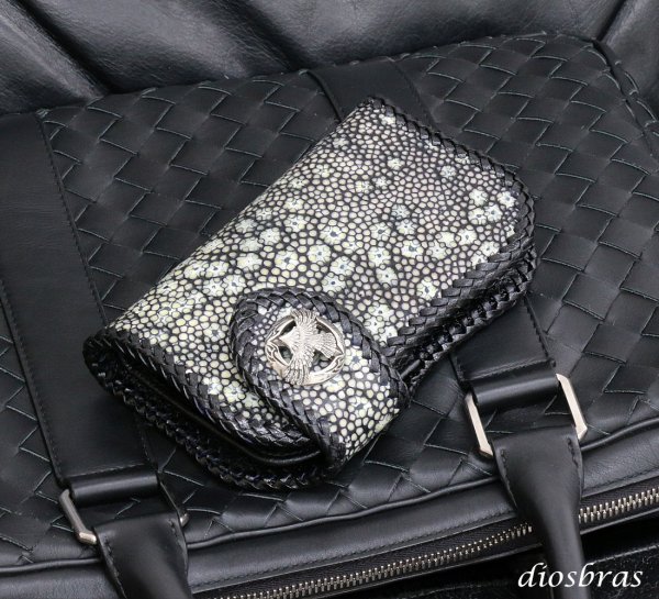 画像4: メンズ 二つ折り財布 バイカーズウォレット  イバラエイ ミドル ハーフウォレット シンプル レザーウォレット 本革 カットスティングレイ エイ 革 シルバー９２５コンチョ 革財布 皮財布 ロングウォレット 天然皮革 天然皮革 梅花皮 かいらぎ メンズ 長財布 ガルーシャ (4)