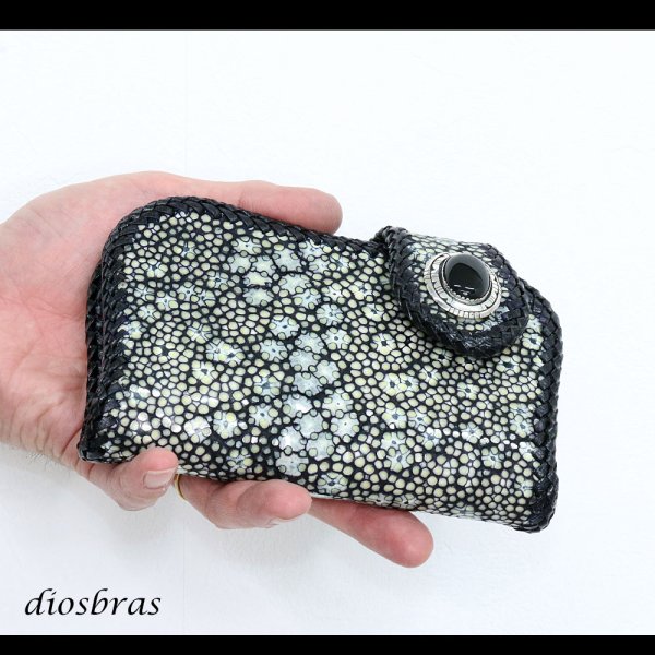 画像2: メンズ 二つ折り財布 バイカーズウォレット  イバラエイ ミドル ハーフウォレット シンプル レザーウォレット 本革 カットスティングレイ エイ 革 シルバー９２５コンチョ 革財布 皮財布 ロングウォレット 天然皮革 天然皮革 梅花皮 かいらぎ メンズ 長財布 ガルーシャ (2)